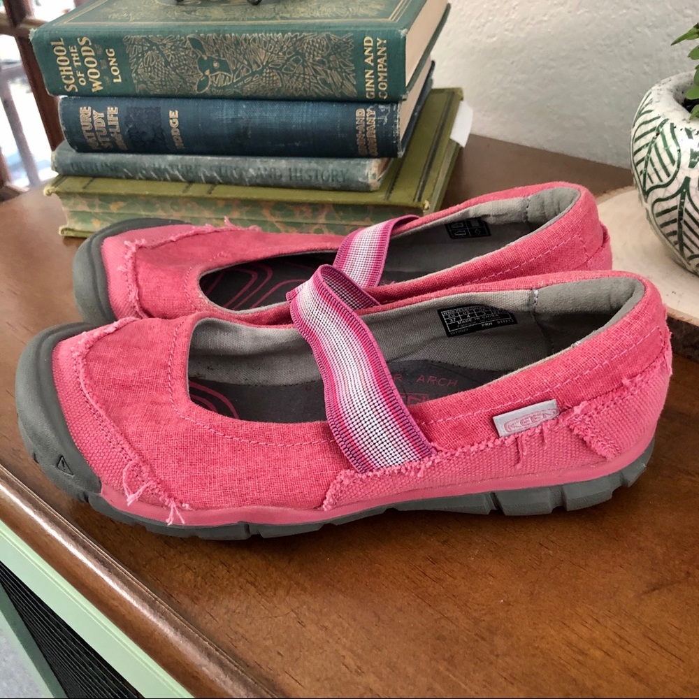 Keen Mary Jane style flats girls’ youth size 4